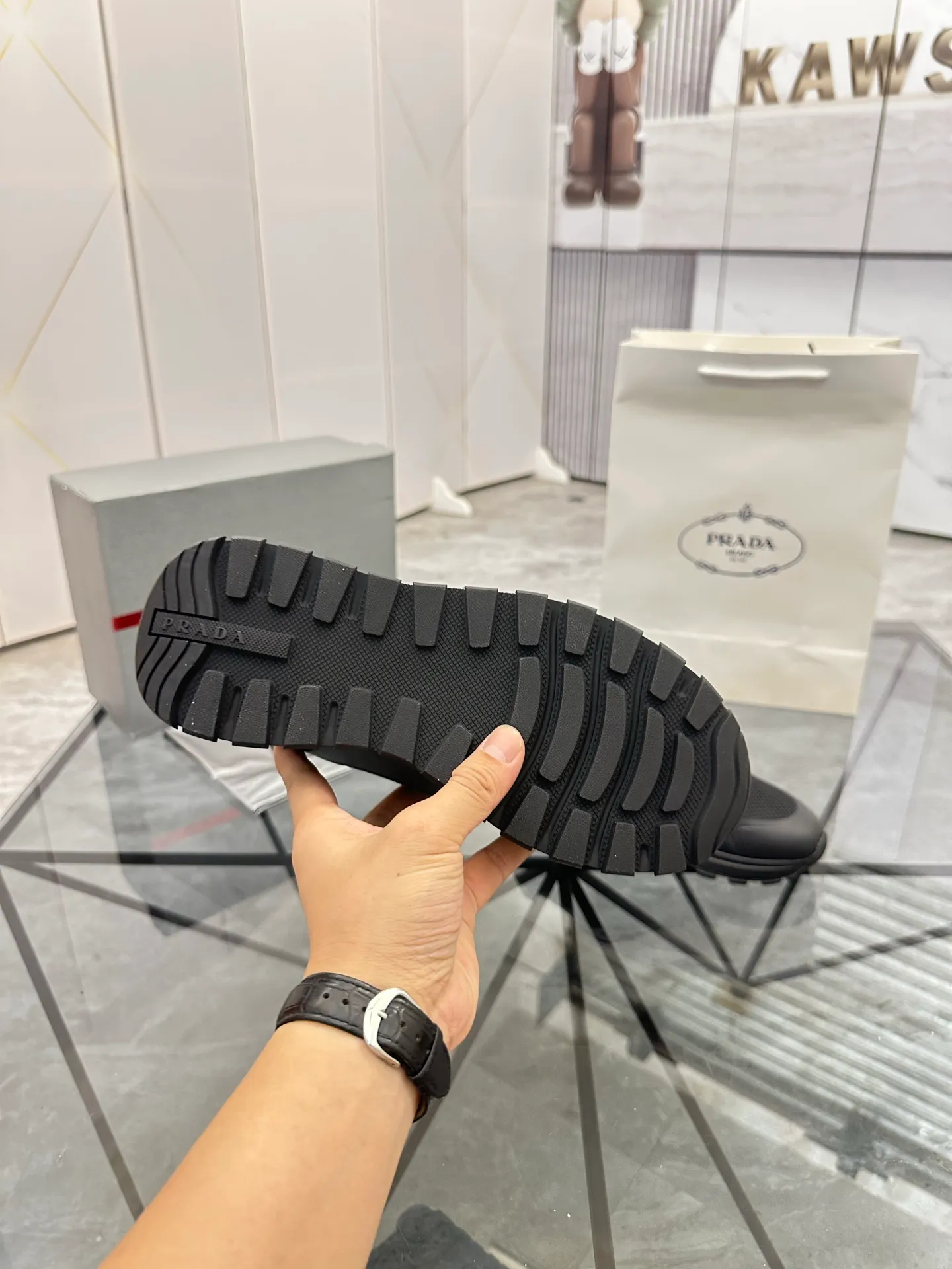 Men's shoes for sale 💰: 💰P600¥ High-end top quality Product trademark: Prada *"Prada*" low-top casual shoes Regular size: 38-45 (can be customized to 46) Product materials: Upper imported glue splicing original material, breathable lining, cowhide foot pads, original outsole. Number: 832